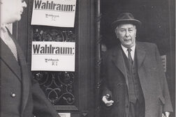 Das Foto zeigt den ersten Bundespräsidenten Theodor Heuss beim Verlassen eines Wahlraums