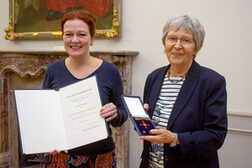 Gisela Rubbert erhält das Bundesverdienstkreuz aus den Händen von Oberbürgermeisterin Katja Dörner.