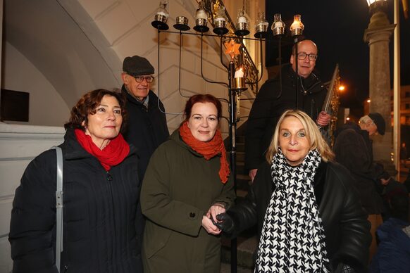 Entzünden der ersten Kerze am Chanukka-Leuchter vor dem Alten Rathaus.