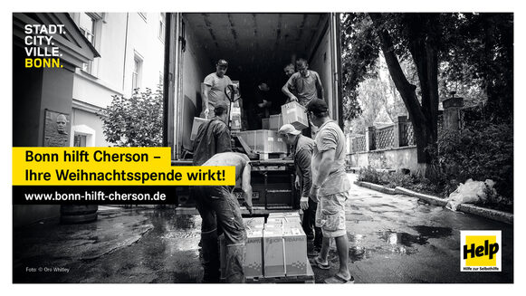 Das Bild zeigt das Kampagnenmotiv der Weihnachtsaktion für Cherson. Darauf ist ein Lastwagen mit Hilfsgütern zu sehen, der ausgeladen wird.
