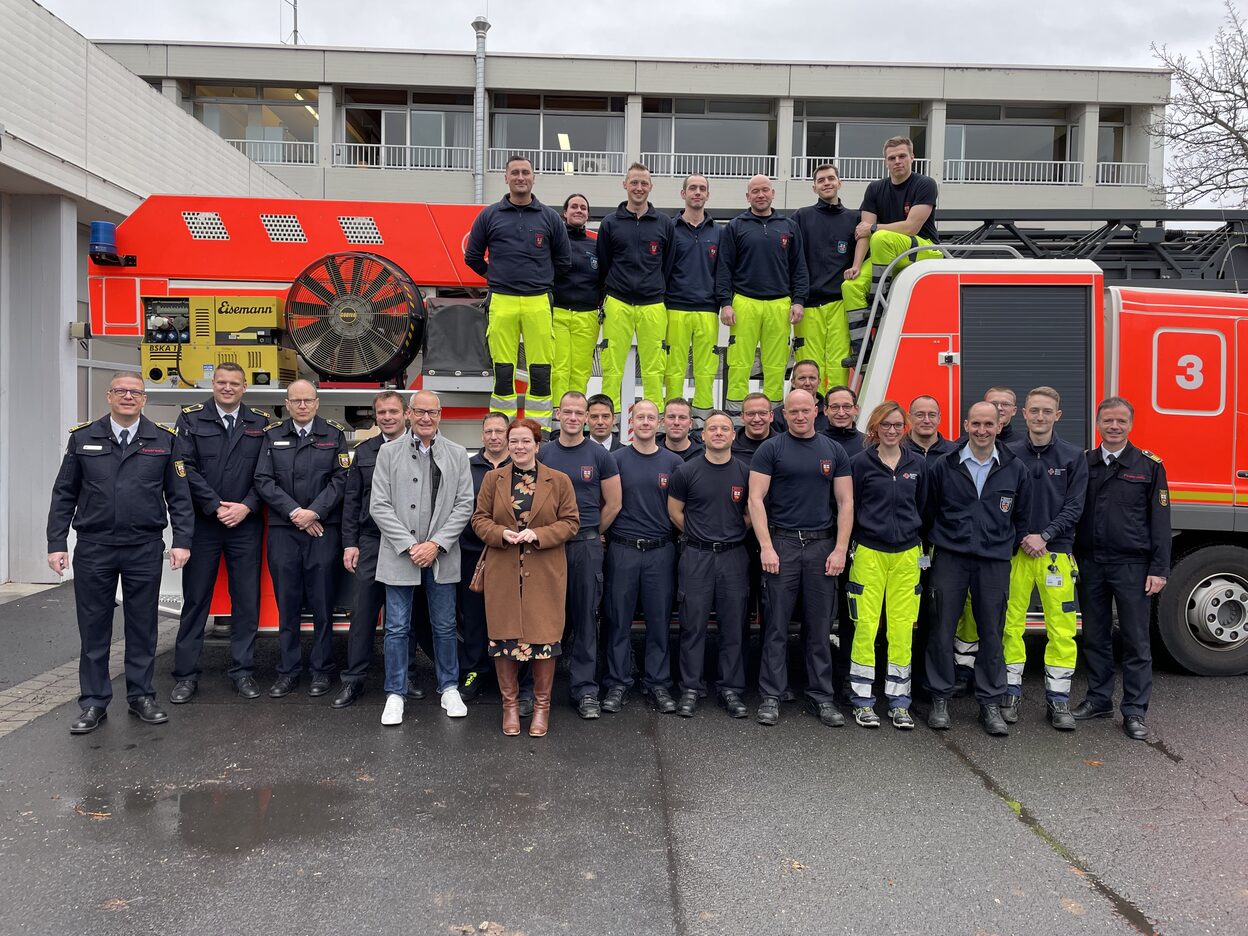 Gruppenbild mit Oberbürgermeisterin Dörner, Stadtdirektor Fuchs und Kräften der Feuerwache 3 in Bad Godesberg, die an Heiligabend Dienst tun.