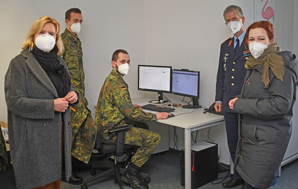 Zusammen mit der Wehrbeauftragten des Deutschen Bundestages, Dr. Eva Högl (links), sowie dem Inspekteur der Streitkräftebasis, Generalleutnant Martin Schelleis (2.v.r.), stattete Bonns OB Katja Dörner den im Bonner Gesundheitsamt tätigen Soldaten einen Besuch ab.
