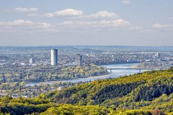Blick vom Siebengebirge aus auf die Stadt Bonn mit Rhein und Post Tower