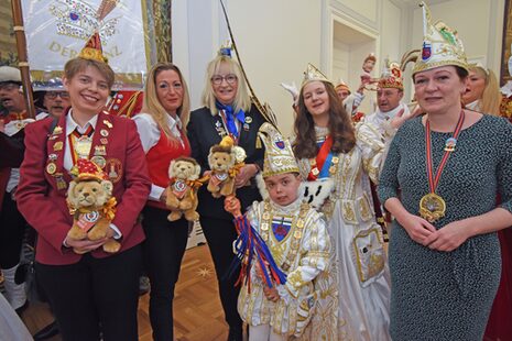 Oberbürgermeisterin Katja Dörner mit den Preisträgerinnen des Närrischen Löwen und dem Bonner Kinderprinzenpaar im Alten Rathaus