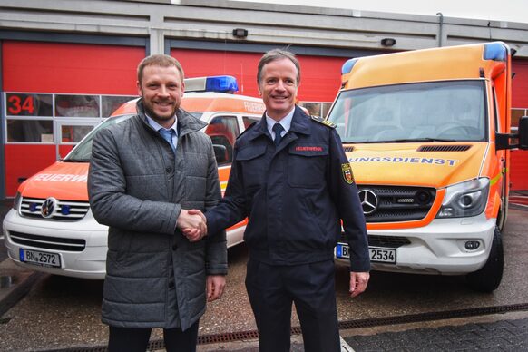 Der Vize-Bürgermeister Vitalii Bielobrov dankt dem Bonner Feuerwehrchef Jochen Stein dafür, dass bald zwei weitere Fahrzeuge der Bonner Feuerwehr in die Ukraine gespendet werden.