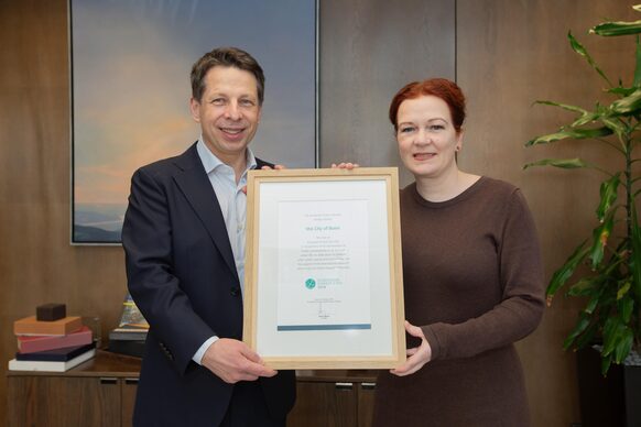 EFI-Direktor Dr. Robert Mavsar und Oberbürgermeisterin Katja Dörner mit der Urkunde "Waldhauptstadt 2024"