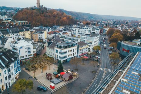 Luftbild des Moltkeplatz mit einer Glühweinbude und der Godesburg im Hintergrund.