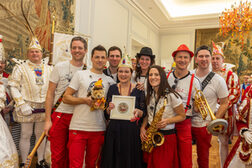 OB Katja Dörner mit den Mitgliedern der Band "Jedöns" beim Karnevalsempfang im Alten Rathaus.