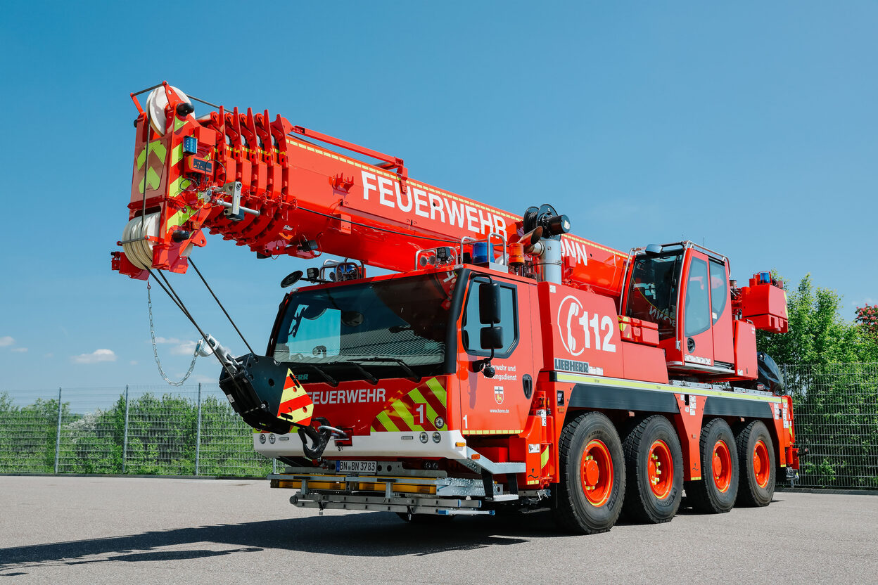 Der neue Feuerwehrkran der Feuerwehr Bonn wiegt 48 Tonnen und ersetzt ein Vorgängerfahrzeug.
