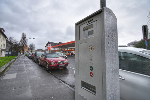 Zu sehen ist ein Parkscheinautomat, der am Lievelingsweg - zwischen Kölnstraße und Verteilerkreis - aufgestellt worden ist. Die Automaten sind zunächst außer Betrieb.