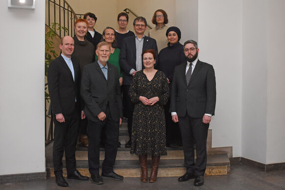 Gruppenbild mit den Mitgliedern des Rates der Religionen und OB Katja Dörner auf der Innentreppe des Alten Rathauses.