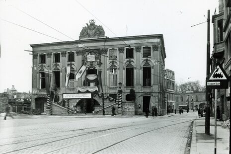Das noch zerstörte alte Rathaus wurde für die Karnevalstage 1949 geschmückt (DA01/3265-04).