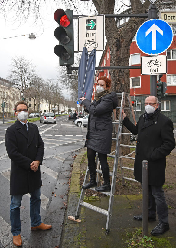 Oberbürgermeisterin Katja Dörner, Stadtbaurat Helmut Wiesner und Nikolai Luber bei der Enthüllung des ersten Grünpfeils für den Radverkehr in Bonn