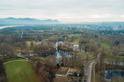 Luftaufnahme der Rheinaue und des Rheinauensees