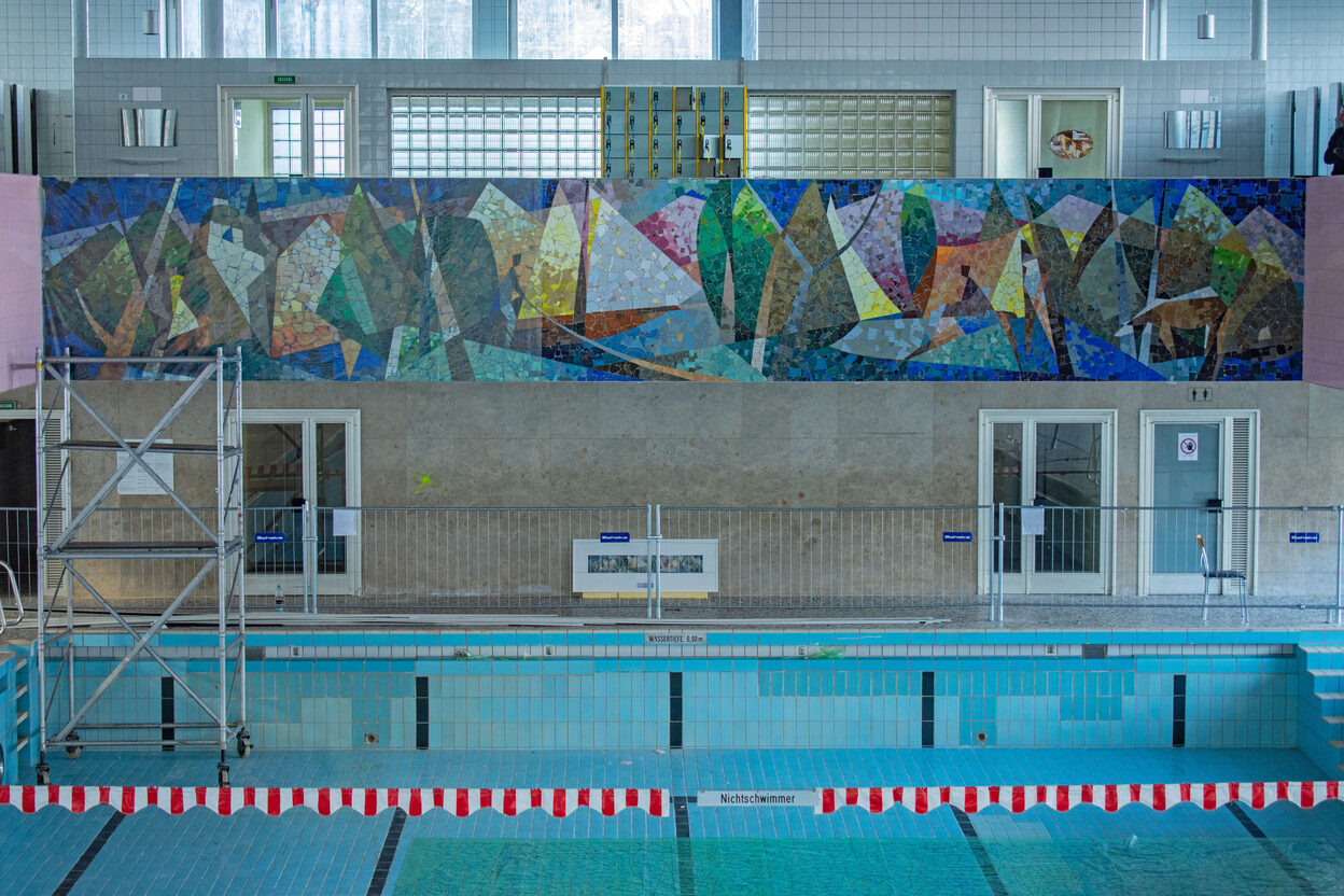 Frontal-Ansicht des Paul-Magar-Mosaiks "Heiterer Tag am Wasser" im Kurfürstenbad.