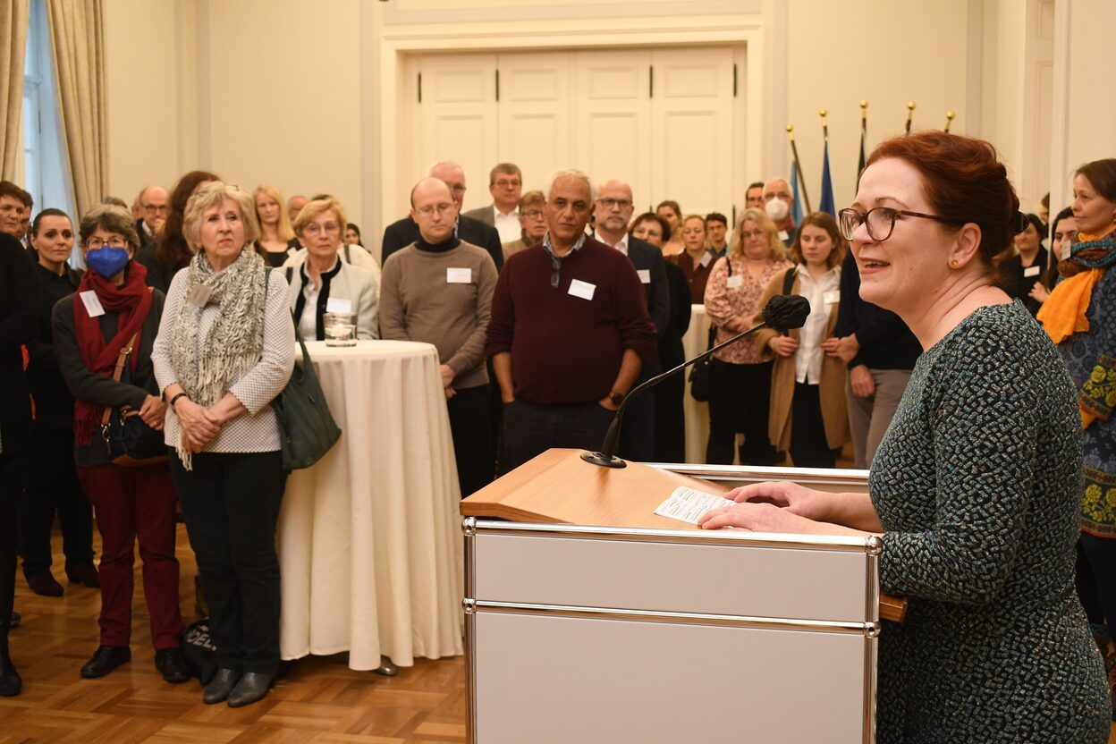 OB Katja Dörner spricht im Alten Rathaus zu den in der Flüchtlingshilfe ehrenamtlich Tätigen.