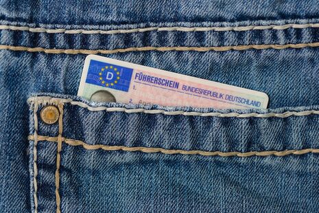 Ein EU-Führerschein im Scheckkartenformat schaut aus einer Hosentasche raus
