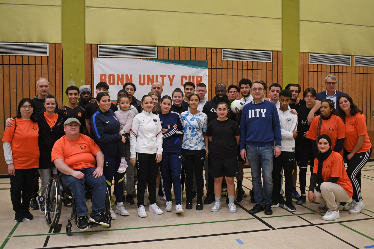 Teilnehmende Jugendliche des Bonn Unity Cup zusammen mit Förderern, Kooperationspartnern, den Veranstaltern und Hans Sarpei (zweite Reihe, mittig).