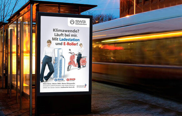 Auch auf den City-Light-Postern an Haltestellen ist die neue Klimawerke-Kampagne der SWB zu sehen.