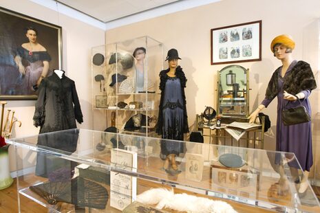 Vitrinen und Schaufensterpuppen in einem Ausstellungsraum des Stadtmuseums Bonn