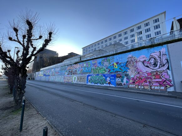 Foto der Graffitiwand am Brassertufer Ende 2023.