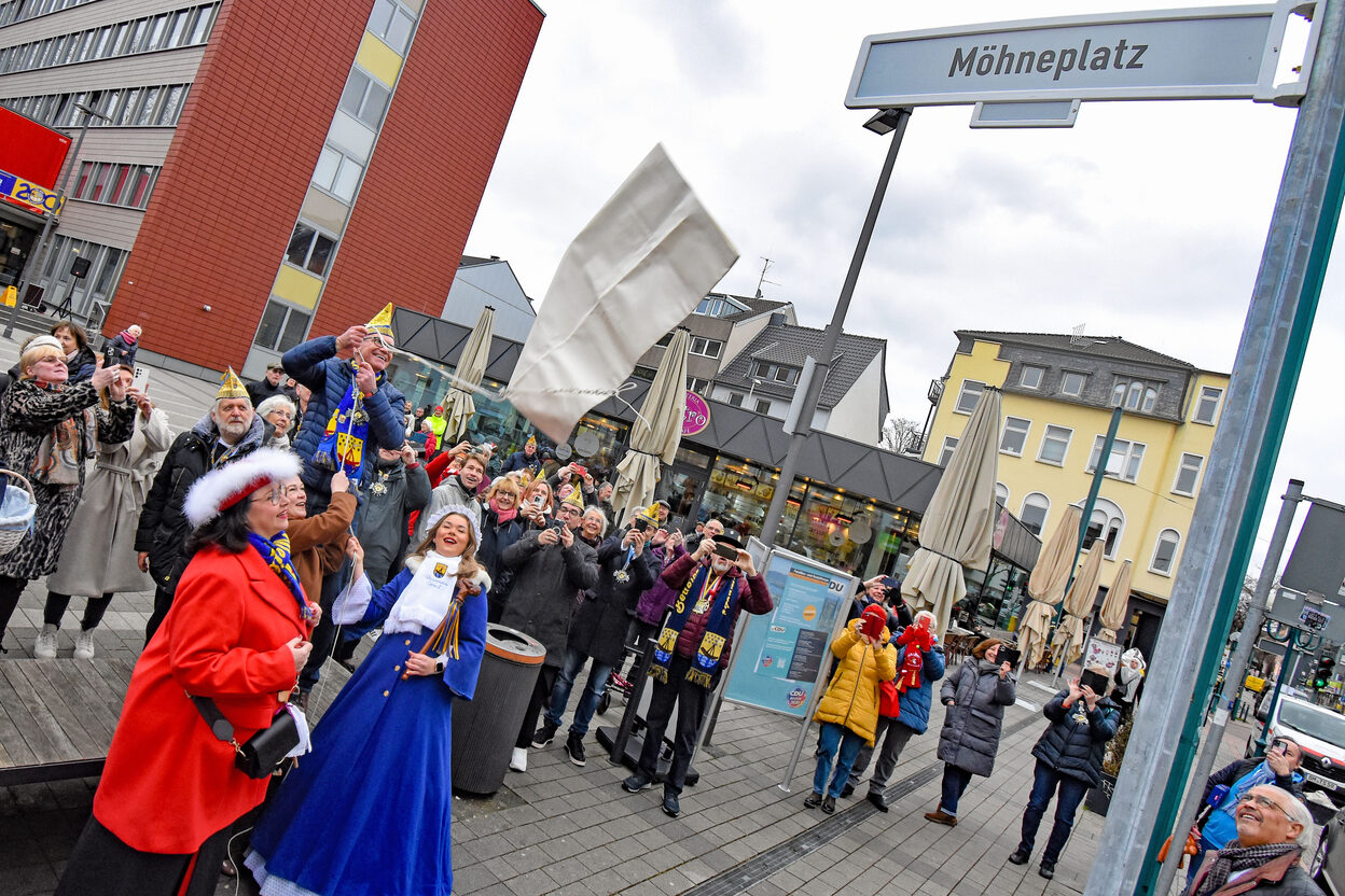 Oberbürgermeisterin Katja Dörner, Bezirksbürgermeister Guido Pfeiffer, Obermöhn Ina Hader und Wäscherprinzessin enthüllen das Straßenschild mit der Aufschrift Möhneplatz.