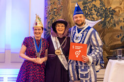 Gruppenbild: OB Dörner mit Bettina Metz, Geschäftsführerin von UN Women Deutschland, und UNiverso Stephan I. (Ernest) beim internationalen Karnevalsempfang im Alten Rathaus..