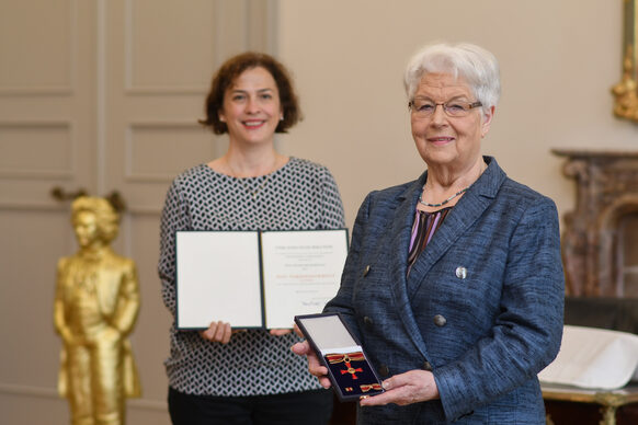 Bürgermeisterin Dr. Ursula Sautter (l.) und Hildegard Rometsch bei der Übergabe des Bundesverdienstkreuzes.