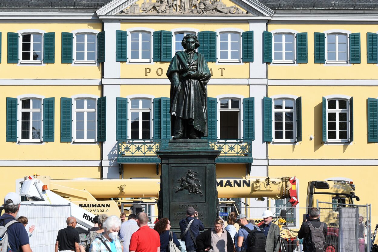 Das frisch renovierte Beethoven-Denkmal mit Postament und Figur glänzt wieder auf dem Münsterplatz.