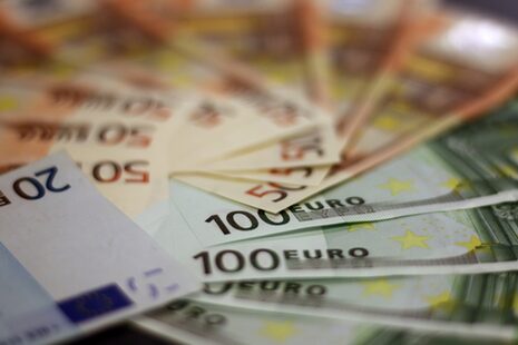Aufgefächert liegen mehrere 100- und 50- Euro-Geldscheine nebeneinander