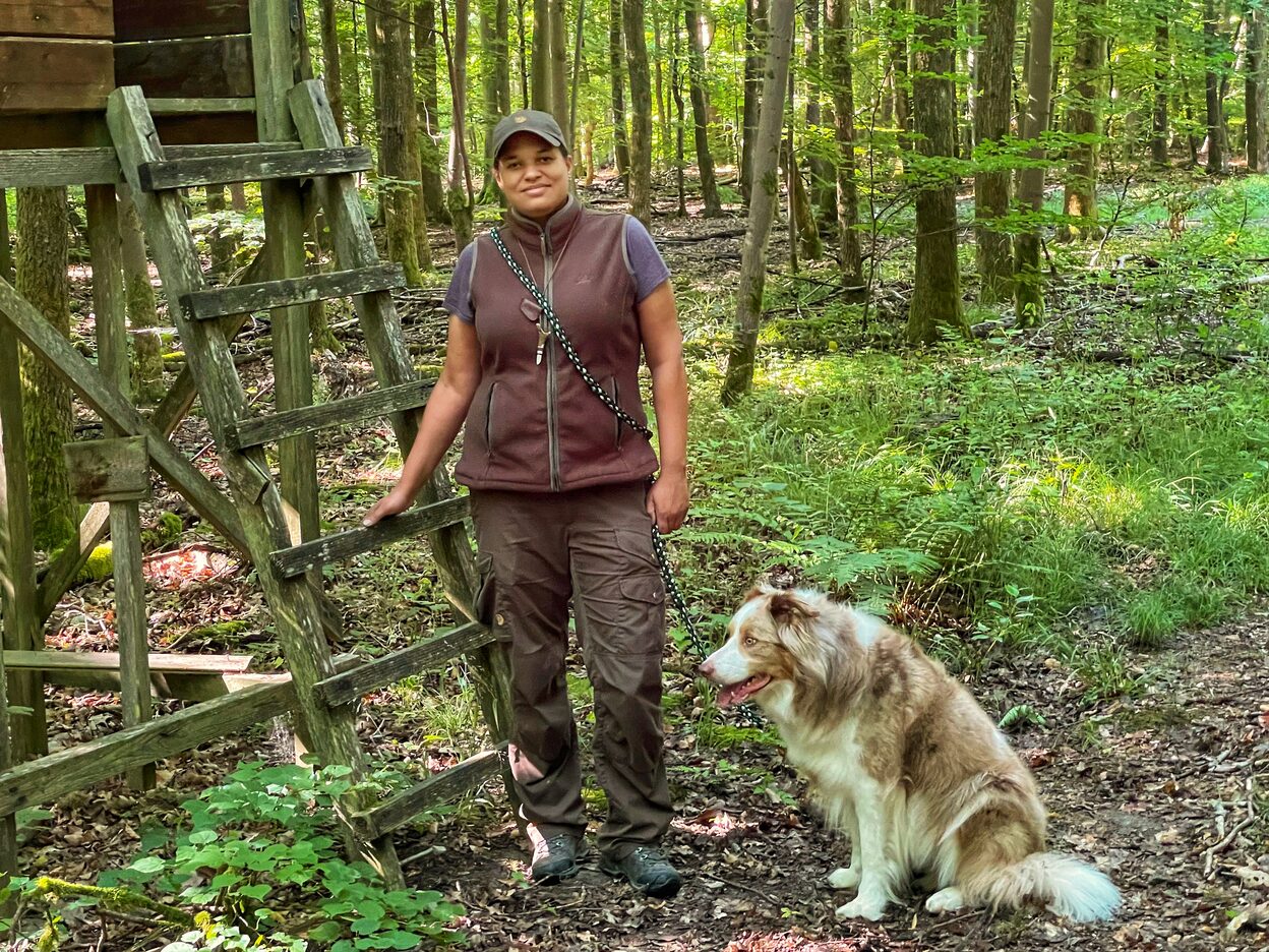 Stadtförsterin Julia Johnson mit ihrem Hund im Stadtwald
