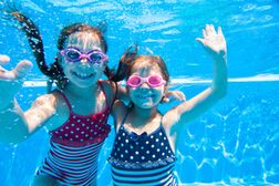 Unterwasseraufnahme von zwei tauchenden Mädchen