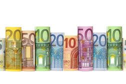 Euro-Geldscheine gerollt, aufrecht nebeneinander angeordnet