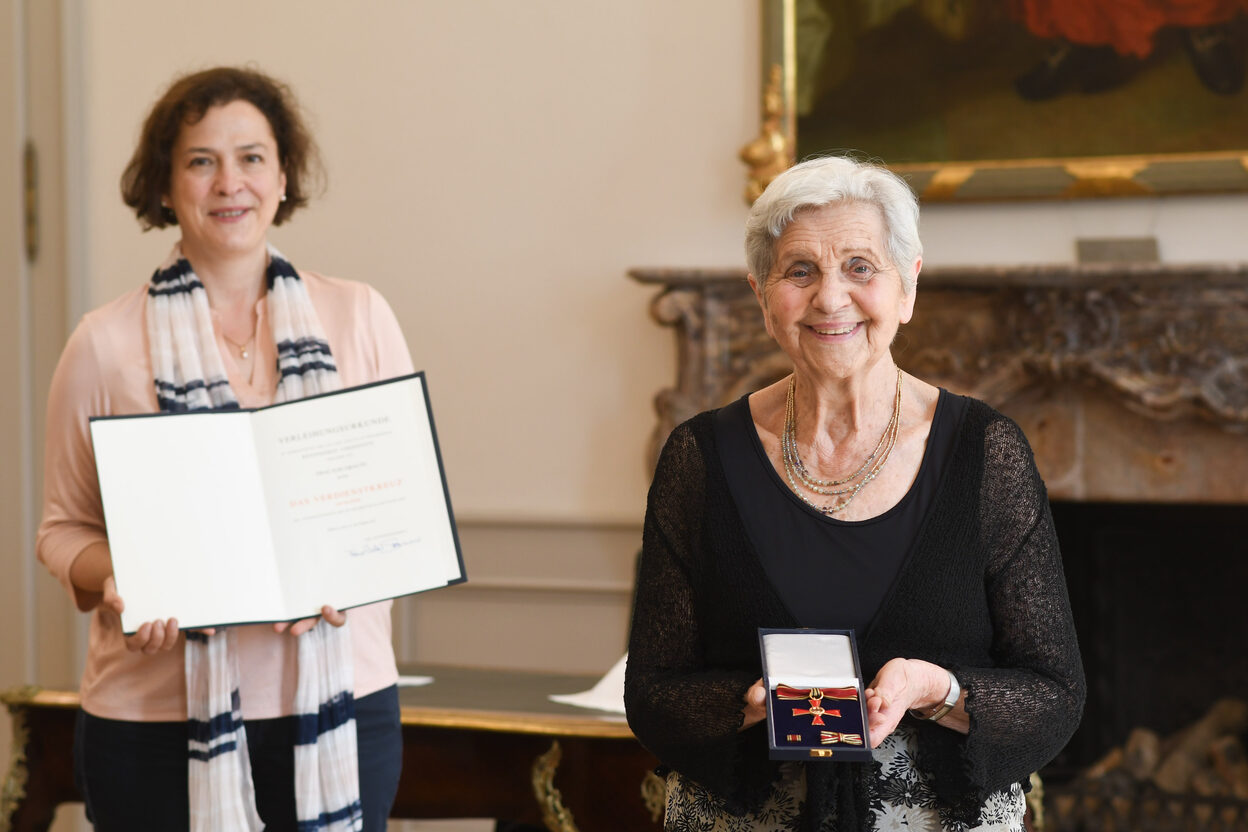 Bürgermeisterin Dr. Ursula Sautter hat das Verdienstkreuz am Bande des Verdienstordens der Bundesrepublik Deutschland an Ilse Graute übergeben.