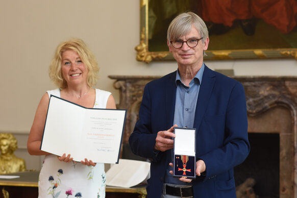 Bürgermeisterin Melanie Grabowy und Dr. Georg Cornelissen bei der Übergabe des Verdienstkreuzes.