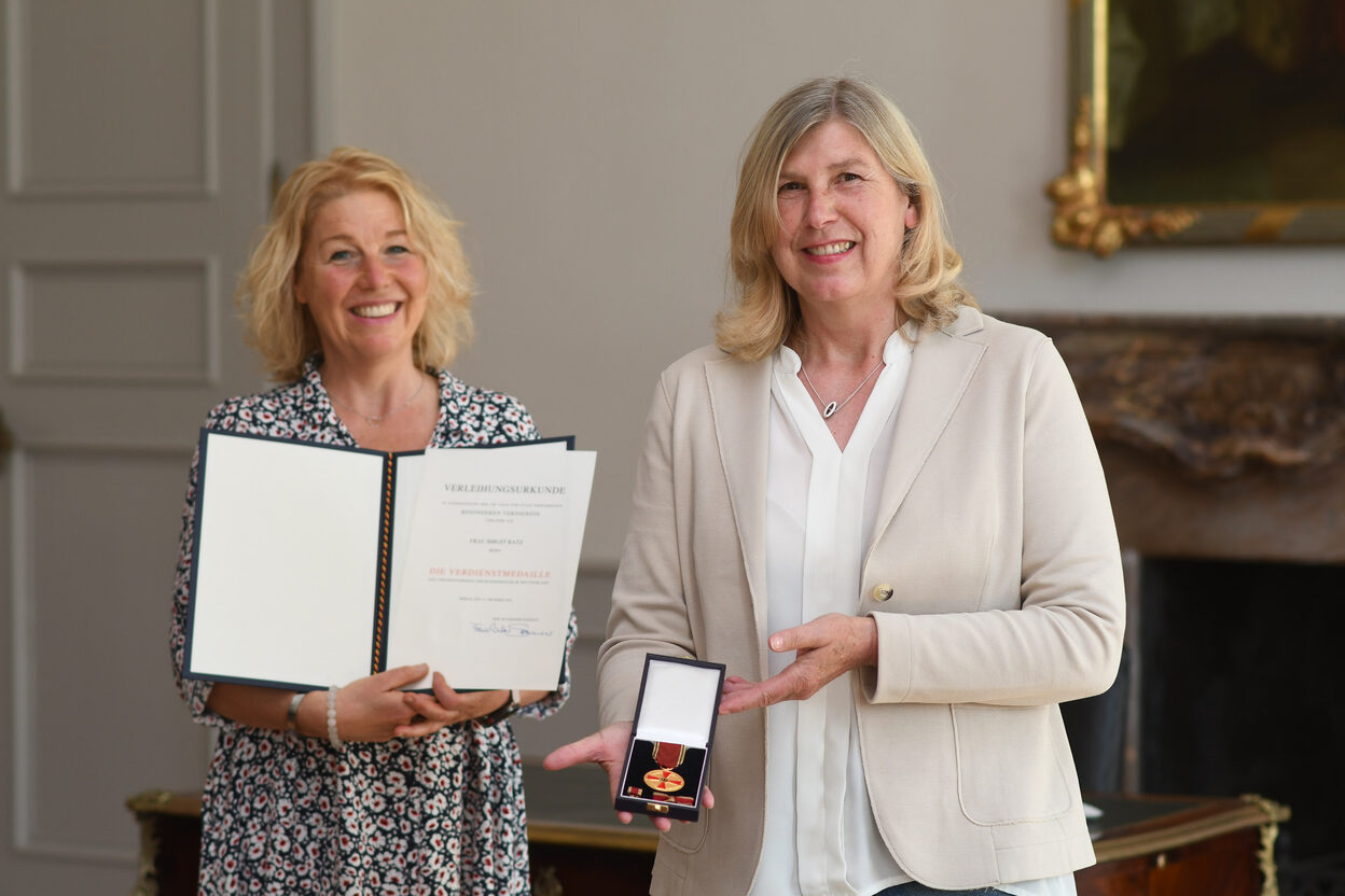 Bürgermeisterin Melanie Grabowy übergab Birgit Ratz die Verdienstmedaille