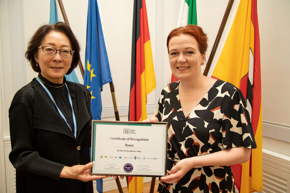 Mami Mizutori, UNDRR-Leiterin und Sonderbeauftragte des UNO-Generalsekretärs für Katastrophenvorsorge, und Oberbürgermeisterin Katja Dörner