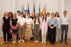 Das Bild zeigt die Schülerinnen und Schüler, die im Alten Rathaus für ihr Engagement geehrt wurden.