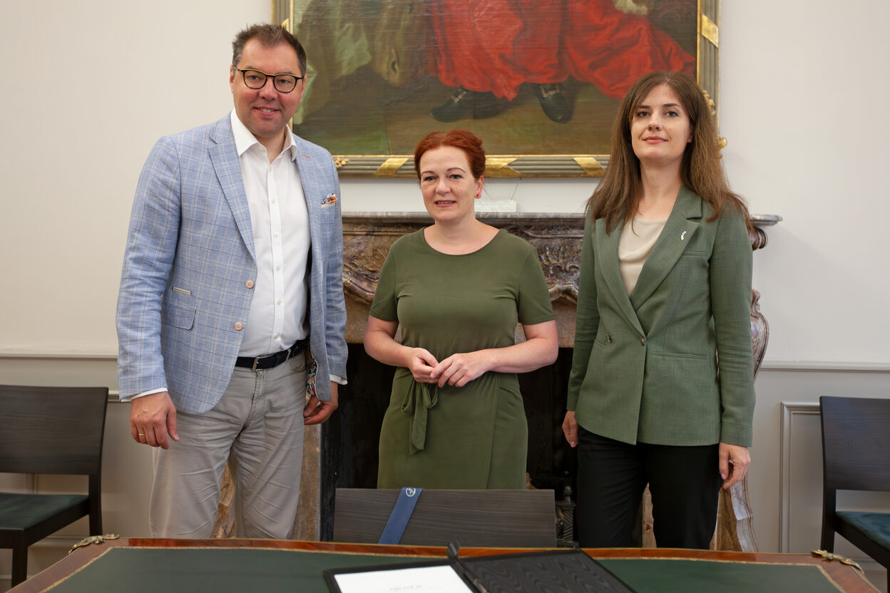 Der ukrainische Botschafter S. E. Oleksii Makeiev (l.) und die Generalkonsulin Iryna Shum (r.) zu Besuch bei Oberbürgermeisterin Katja Dörner im Alten Rathaus.