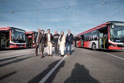 Aufsichtsrat Karl Manns, Geschäftsführerin Anja Wenmakers, Bereichsleiter Peter Küpper sowie die Aufsichtsräte Rolf Beu und Gabi Mayer als auch Geschäftsführer Hansjörg Spielhoff bei der Präsentation der neuen Busse.