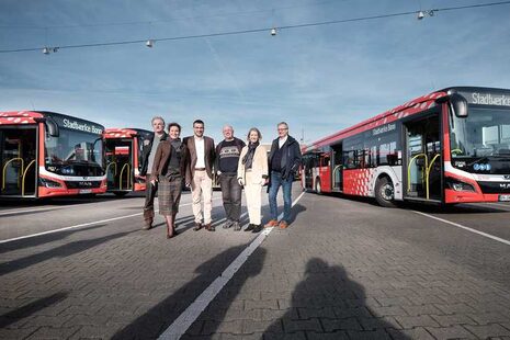 Aufsichtsrat Karl Manns, Geschäftsführerin Anja Wenmakers, Bereichsleiter Peter Küpper sowie die Aufsichtsräte Rolf Beu und Gabi Mayer als auch Geschäftsführer Hansjörg Spielhoff bei der Präsentation der neuen Busse.