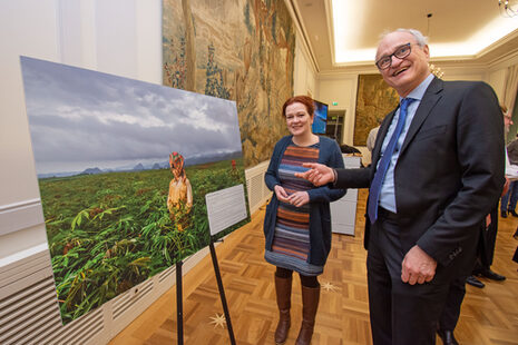 Oberbürgermeisterin Katja Dörner und Crop Trust-Exekutivdirektor Dr. Stefan Schmitz vor einem Bild.