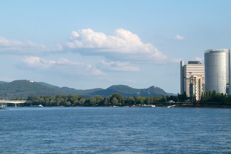Blick vom Rhein aus auf Post Tower und UN Campus