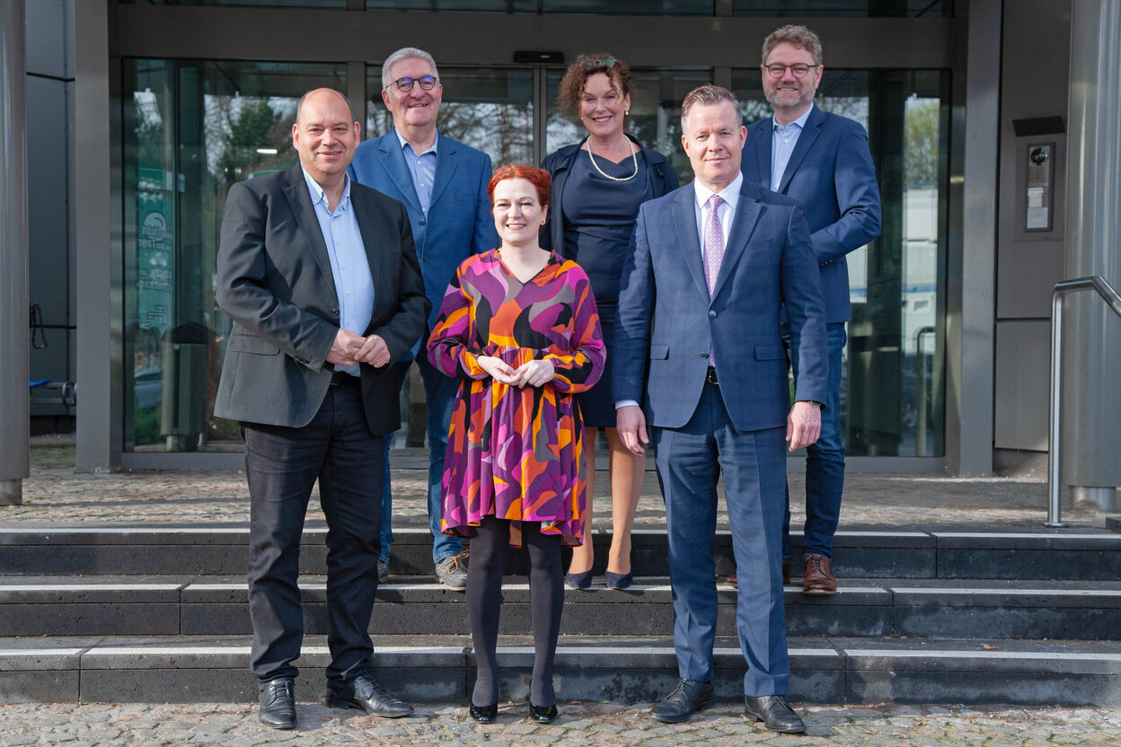 Gruppenbild der Konzernvorstände mit Oberbürgermeisterin Katja Dörner, SWB-Vorsitzender Olaf Hermes und David Thyssen (Geschäftsbereichsleiter Strategische Programmsteuerung)