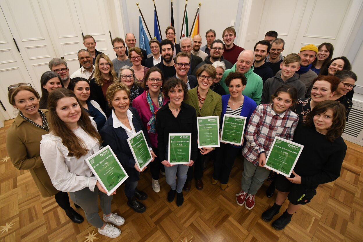 Gruppenfoto aller Preisträger*innen, der Klima-Preis-Jury mit Oberbürgermeisterin Katja Dörner und SWB-Geschäftsführer Marco Westphal.