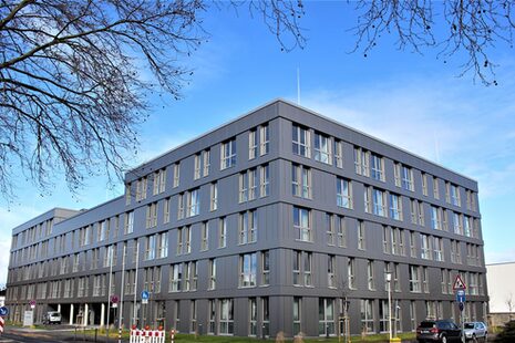 Das Bild zeigt ein neu gebautes Bürogebäude an der Justus-von-Liebig-Straße.