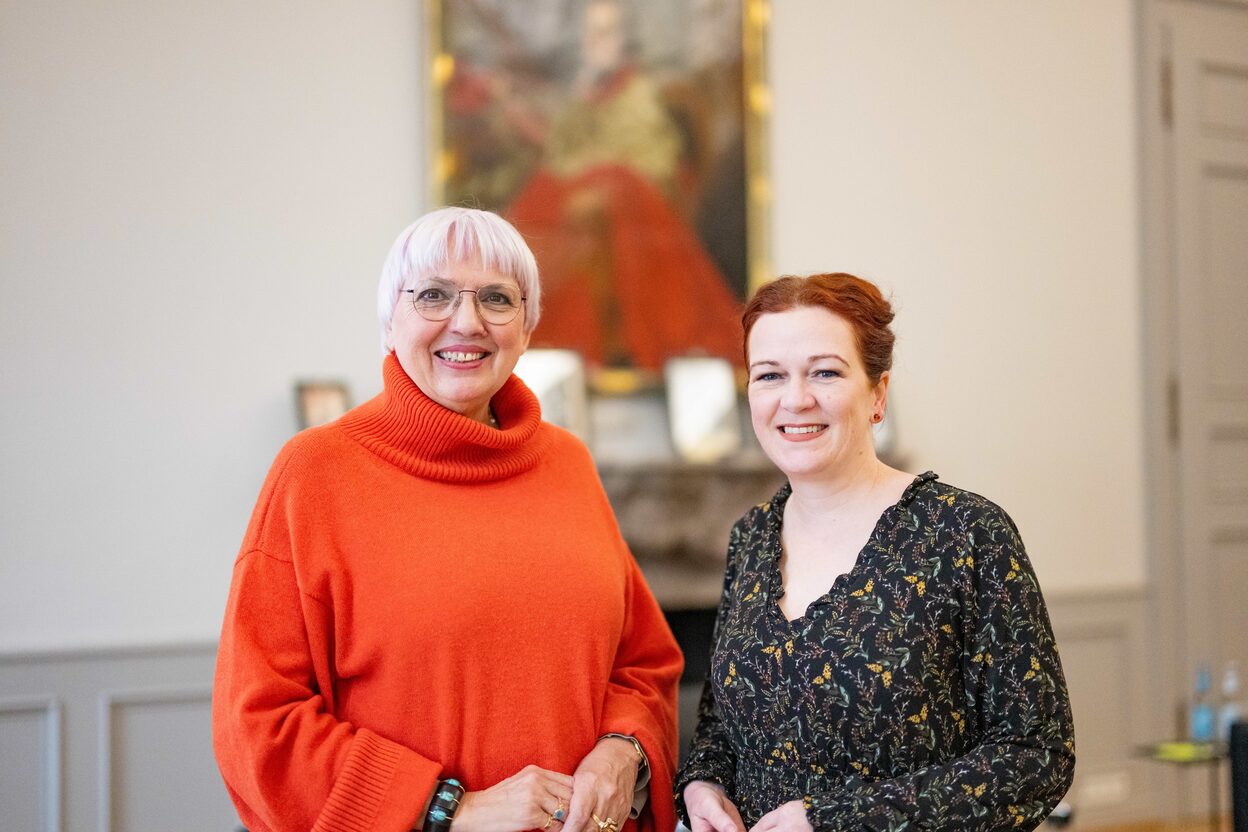 Staatsministerin Claudia Roth und Oberbürgermeisterin Katja Dörner im Alten Rathaus.