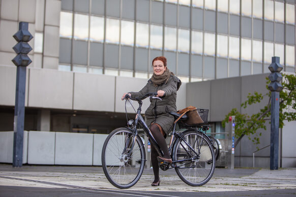 Oberbürgermeisterin Katja Dörner mit ihrem Fahrrad auf der Stadthausplattform