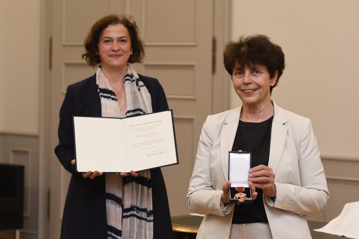 Bürgermeisterin Dr. Ursula Sautter und Dr. Maria Radloff bei der Übergabe der Verdienstmedaille