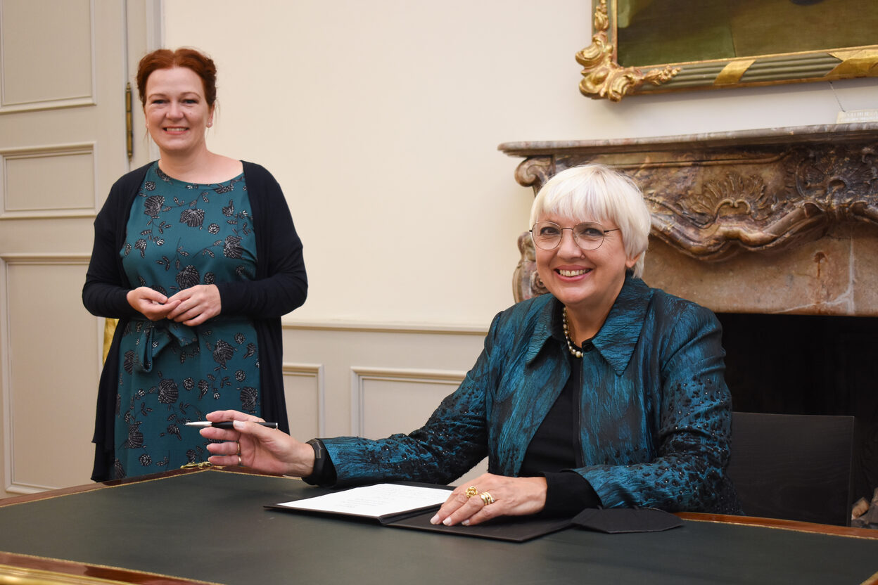 Staatsministerin Claudia Roth (rechts) trägt sich in das Gästebuch der Stadt Bonn ein. Oberbürgermeisterin Katja Dörner empfing Roth im Alten Rathaus.